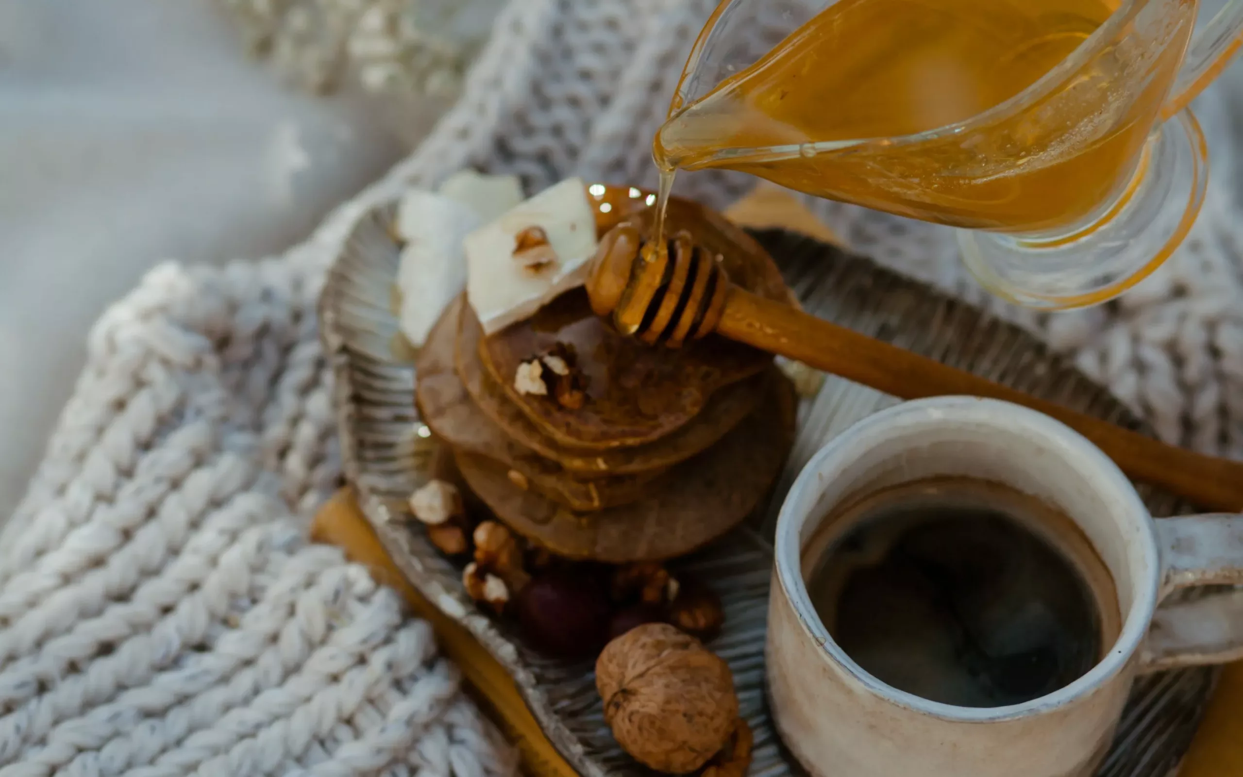 How to make a honey turmeric bomb at home