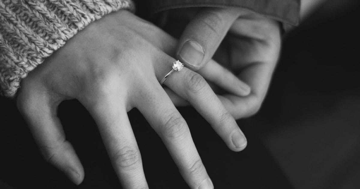 30 Classic Simple Engagement Rings for 2024